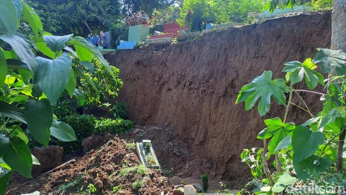 8 Makam di Batutulis Bogor Terbawa Longsor Imbas Hujan Deras, Tragedi Alam yang Menyedihkan