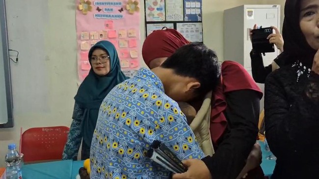 Tangisan Para Siswa SD Depok di Pelukan Ibu Usai Geger Tawuran - Update 1