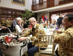 “Momen PM Australia Beri Kalung Syal ke Bobby Kertanegara: Kucing Prabowo atau Konspirasi?”