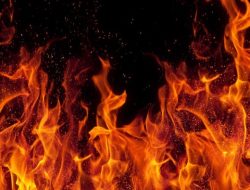 5 Mobil Damkar Segera Turun, Gudang di Kembangan Jakbar Terbakar Hangus