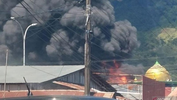**Kebakaran Mencekam di Pabrik Karet Padang: Asap Hitam Menyelimuti Kota**