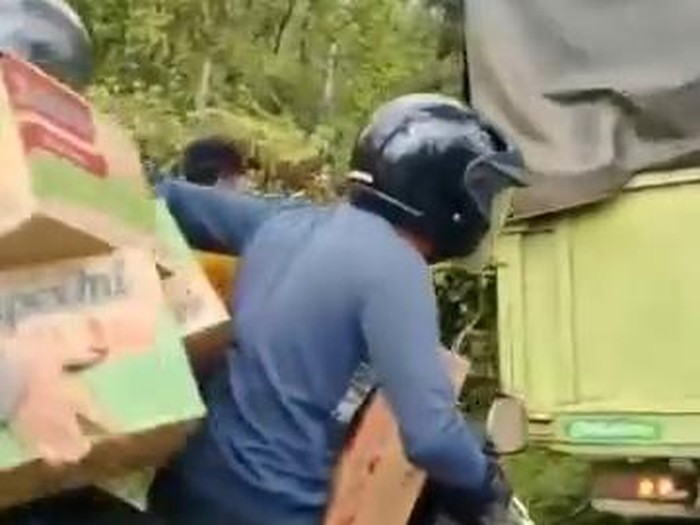 Warga Sumsel Viral Jarah Mi Instan dari Truk Kecelakaan, Sopir Meninggalkan Lokasi!
