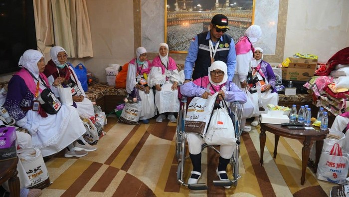 Lansia Haji Terpaksa Salat di Hotel, Sudah Masuk Area Tanah Haram?