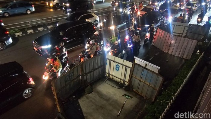 Gatsu Jaksel Dilanda Macet Akut, Proyek Galian Pinggir Jalan Jadi Penyebab Utamanya!