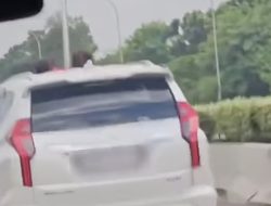 [Tol Berbahaya: Bocah Nongol dari Sunroof Pajero, Akibatnya Mengerikan!]