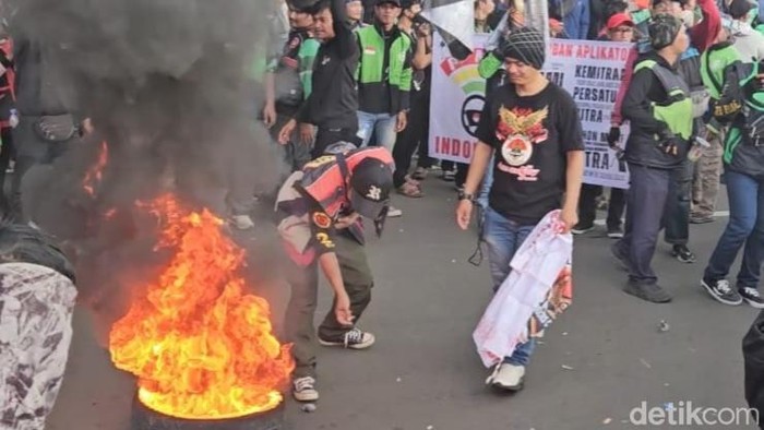 Ojol Marah, Bakar Ban di Patung Kuda, Desak Pertemuan dengan Menhub