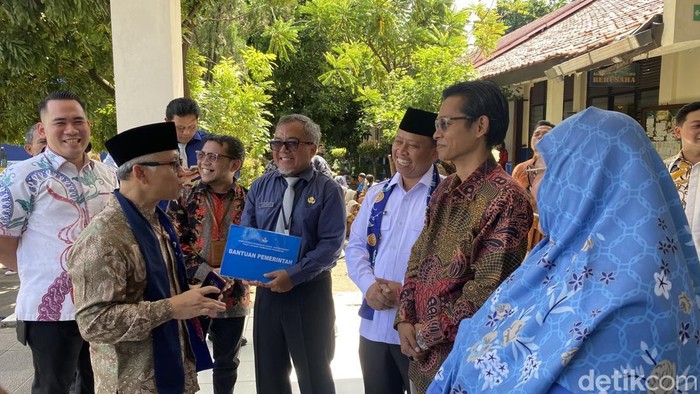 Wamendikdasmen Atip Latipulhayat Tinjau SMPN 8 Depok, Siapkan Guru Pendamping untuk Siswa Berkebutuhan Khusus