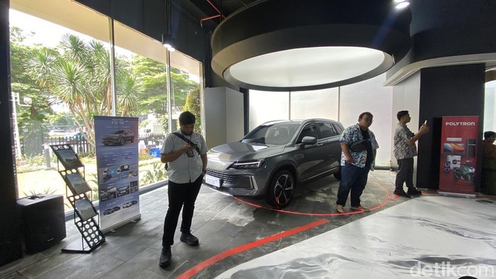 Showroom Mobil Listrik Pertama Polytron, Sinergi Antara Teknologi dan Kenyamanan!