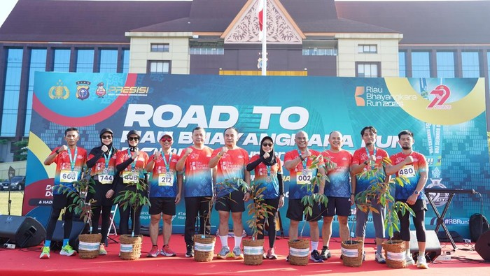 Polda Riau Beri Hadiah 'Unik', 79 Finisher Fun Run 7,9K Dapat Pohon