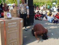 [Fun Run Rokan Hulu: Pedagang Terharu Sujud Syukur Dapat Doorprize]