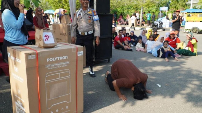 [Fun Run Rokan Hulu: Pedagang Terharu Sujud Syukur Dapat Doorprize]