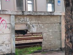 Waria-PSK Terperangkap, Kesaksian Warga di Tembok Rel Jatinegara yang Bolong