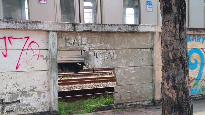 Waria-PSK Terperangkap, Kesaksian Warga di Tembok Rel Jatinegara yang Bolong