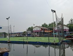 “Lapangan Futsal Apung di Muara Angke: Solusi Kreatif untuk Solat Setengah Jam”