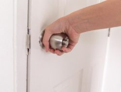 Petugas Damkar Terpaksa Telepon Damkar Gara-gara Kekunci di Toilet, Ini Alasannya!