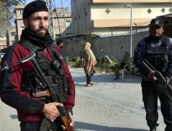 **Bom Bunuh Diri Guncang Pakistan, 13 Tentara Tewas dalam Serangan Tragis**