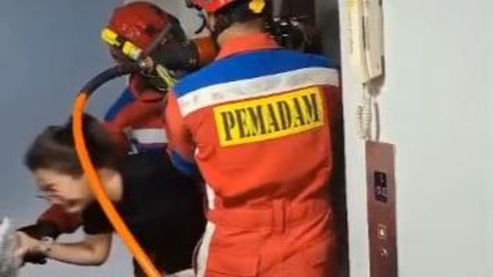 Wanita Ini Aneh, Terjebak Sendirian di Lift! Damkar Evakuasi di Jakut.