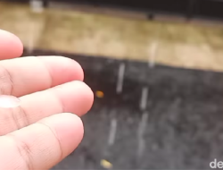 Heboh Hujan Es Terjadi di Depok, Fenomena Langka yang Memukau Warga!