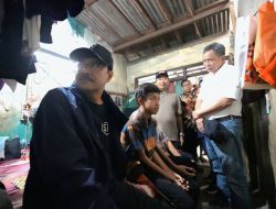 **Mensos Gus Ipul Kunjungi Rumah Sederhana Orang Tua Calon Siswa Sekolah Rakyat di Cipayung**