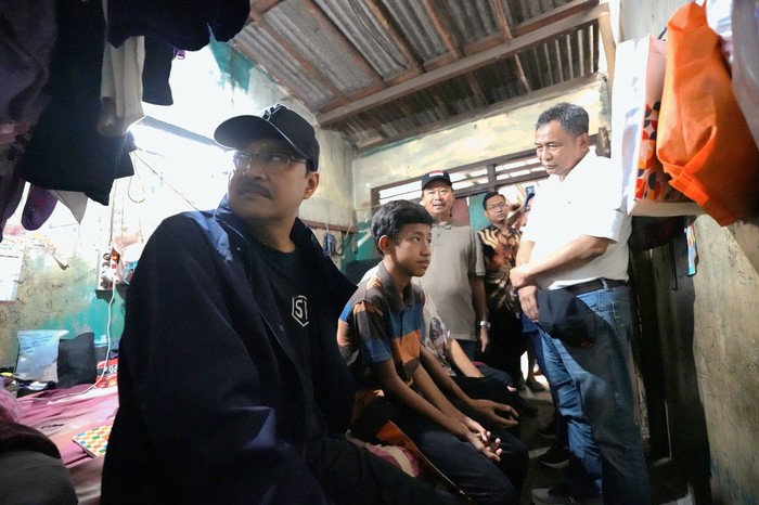 **Mensos Gus Ipul Kunjungi Rumah Sederhana Orang Tua Calon Siswa Sekolah Rakyat di Cipayung**