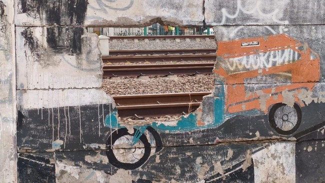 Prostitusi di Balik Tembok Bolong Jatinegara: Bisik-bisik di Bawah Lubang Kereta