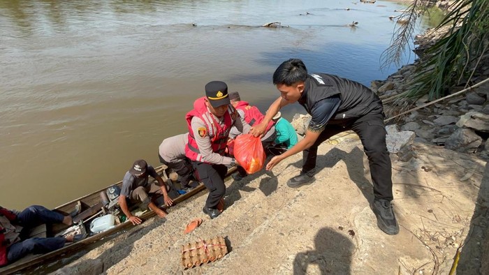 Polres Rokan Hulu Gelar Pelayanan Kesehatan di Pinggir Sungai Batang Lubuh Rohul dalam Program 'Jalur'