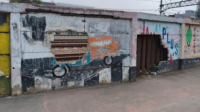 KAI Gandeng Polisi, Tindak Tegas Pembobol Tembok Rel di Jatinegara