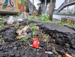 “Tembok Bolong Jatinegara Jadi Tempat Pembuangan Kondom dan Miras”