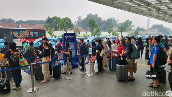 Long Weekend Berakhir, Stasiun Whoosh Halim Tergeletak oleh Banjir Penumpang