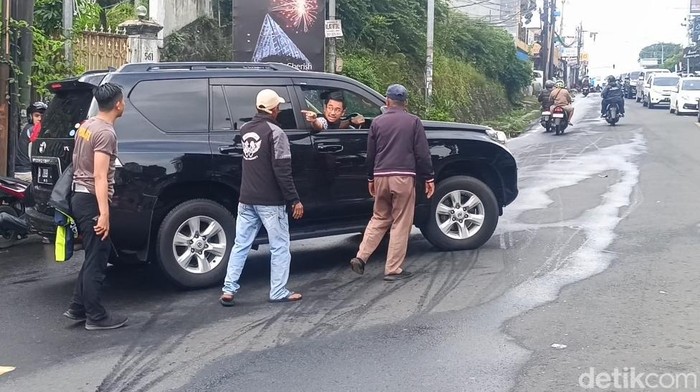 Polisi Cari Pemobil yang Berani Terobos One Way Puncak hingga Tabrak Petugas: Kasus Sensasional!