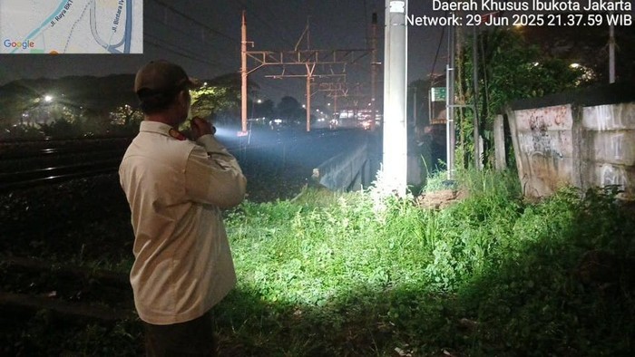 **Satpol PP Tangkap 3 Wanita dalam Operasi Prostitusi di Tembok Bolong Jatinegara**