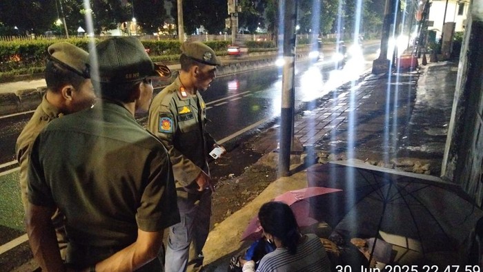 [Satpol PP Cek Lagi Dugaan Prostitusi Tembok Bolong Jatinegara, Ini Hasilnya]