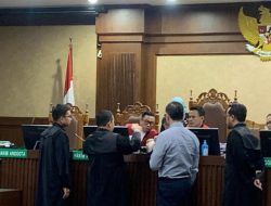 Diperiksa sebagai Terdakwa, Mantan Menteri Perdagangan Tom Lembong Makan Gula Rafinasi di Ruang Sidang