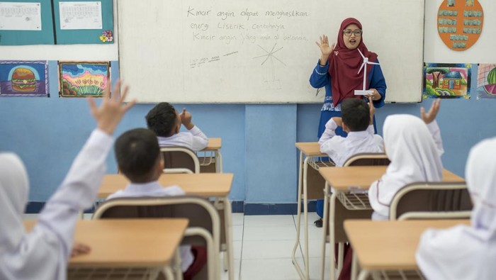 **Andra Soni: Banyak Sekolah Baru Dibangun di Banten, Namun Peminat Jarang**
