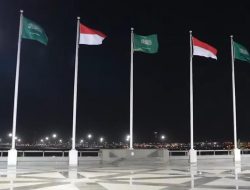 **Semarak Bendera Merah Putih Sambut Prabowo di Jeddah, Indonesia-Arab Saudi Bersatu?**