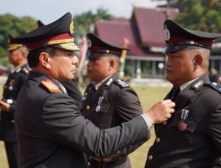 Kapolda Riau Hargai 7 Polisi Berprestasi di Hari Bhayangkara ke-79