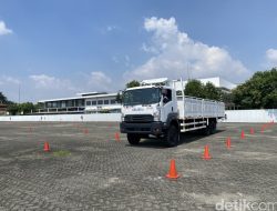 Menjajal Jadi Sopir Truk, Ini Fakta Blind Spot yang Mungkin Belum Kau Ketahui