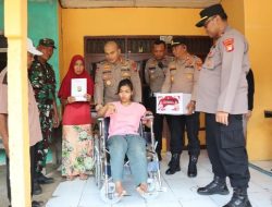 **Bacih, Lahir Dengan Lumpuh, Terima Kursi Roda dari Polres Bekasi**