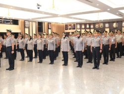 **Kapolri Naikkan Pangkat 3 Irjen Auditor-Dosen dan 87 Pamen, Sosialisasi Keadilan di Baru Frontliner**