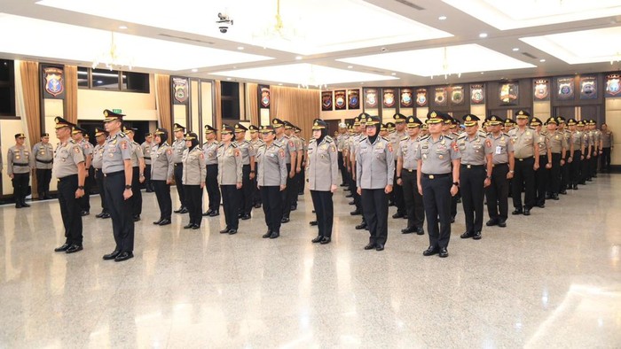 **Kapolri Naikkan Pangkat 3 Irjen Auditor-Dosen dan 87 Pamen, Sosialisasi Keadilan di Baru Frontliner**