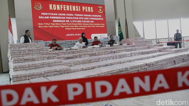 **Rp 1,3 Triliun Uang Sitaan Ditampilkan Kejaksaan, Sembilan Korporasi Diduga Korupsi**