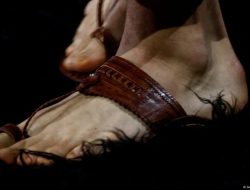 Prada Dituduh Curi Desain Sandal Tradisional India, Adu Domba Antar Budaya?