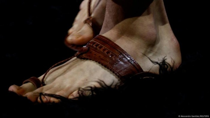 Prada Dituduh Curi Desain Sandal Tradisional India, Adu Domba Antar Budaya?