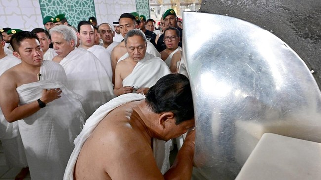 Prabowo Masuk Ka'bah, Cium Hajar Aswad, dan Peristiwa Masa Lalu yang Mengejutkan saat Umrah