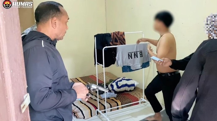 Dalih 2 Pria Pakai Baju BNN dan Bawa Pistol Mainan untuk Gaya-gayaan: Hoaks atau Realita?