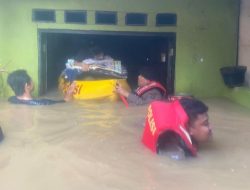 **Momen Evakuasi Warga Kebon Pala yang Kebanjiran, Airnya Setinggi Ini!**