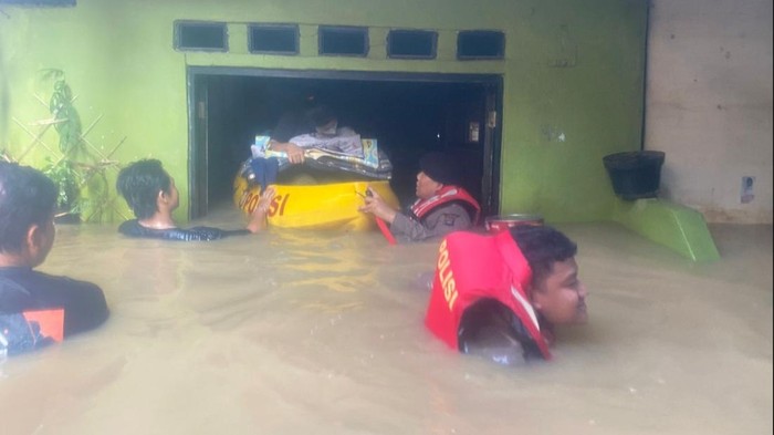 **Momen Evakuasi Warga Kebon Pala yang Kebanjiran, Airnya Setinggi Ini!**