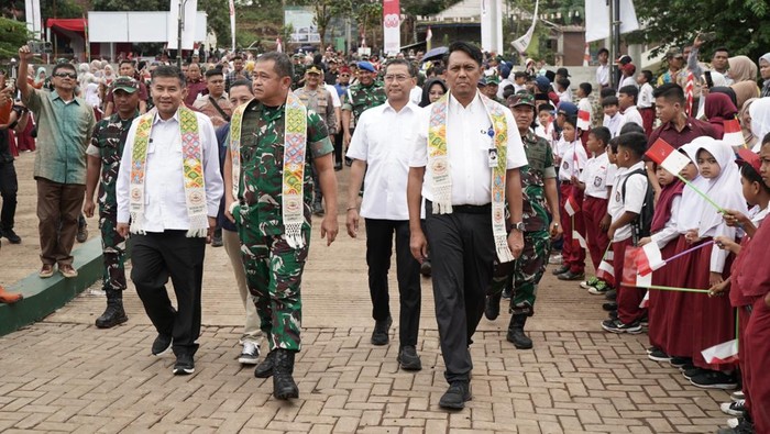 Gandeng TNI, Bank Mandiri Bersihkan Waduk Jabar demi Air Bersih Masyarakat